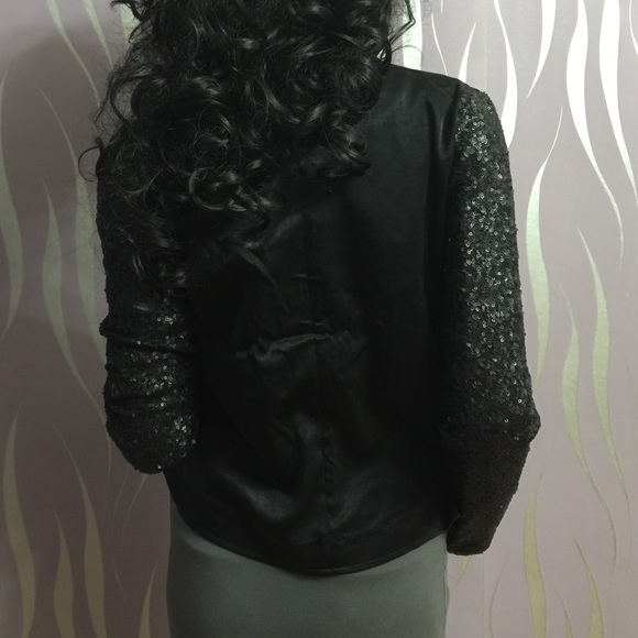 ❌SOLD ❌Black blazer with sequin sleeves. - Picture 3 of 3