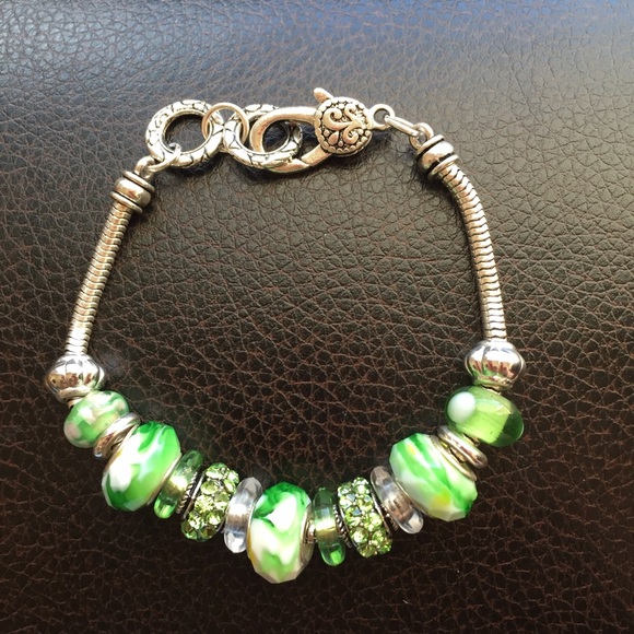 💮NWOT Silver Green Bead Bracelet