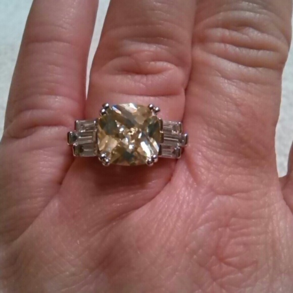 Ring - Picture 3 of 4