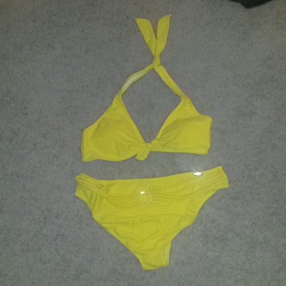 Bikini - Picture 2 of 2