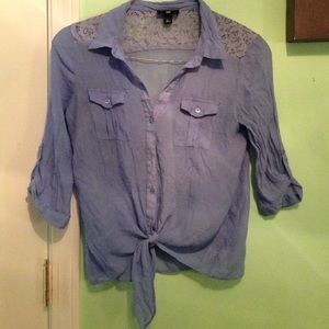 sky blue tie in front top