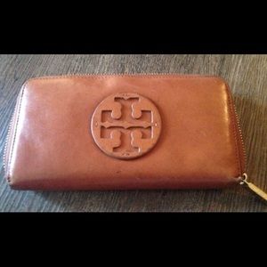 Authentic tory burch brown leather wallet.