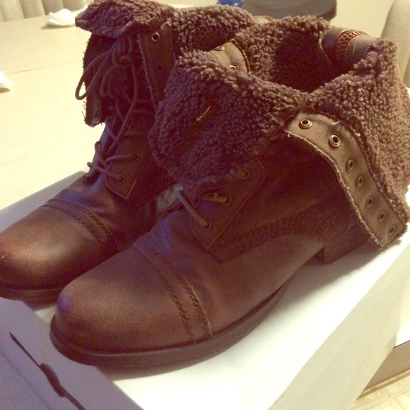 Cognac combat boots wool lined.