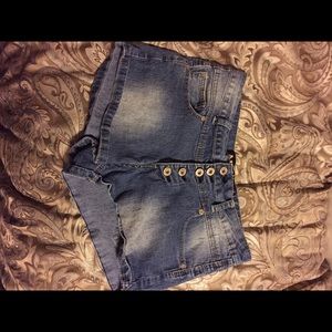 Who wears short shorts