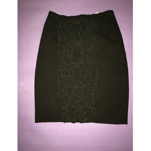 Knee length skirt with detail on the front