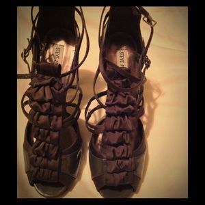 Steve Madden ruffle top peep toe sandal