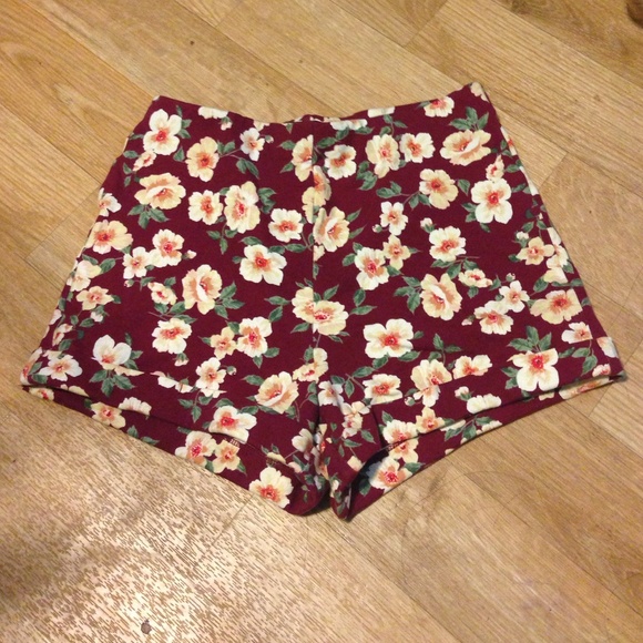 Burgandy floral stretch shorts