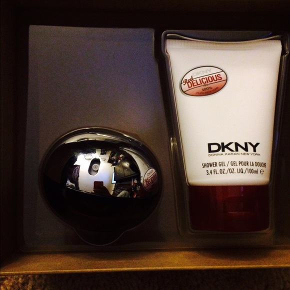 Men red delicious gift set, never used