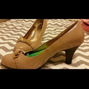 Cream colored heels with bows