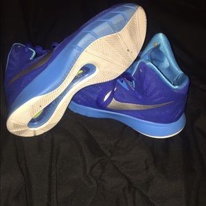 Nike hyperfuse size 4.5