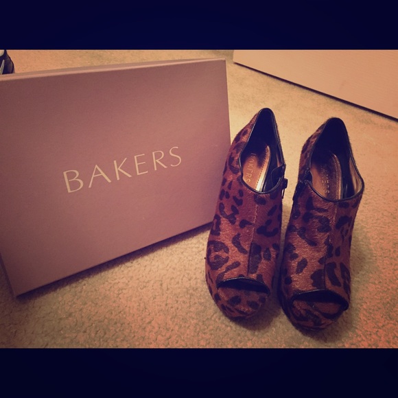 NWT Bakers leopard open toed booties!