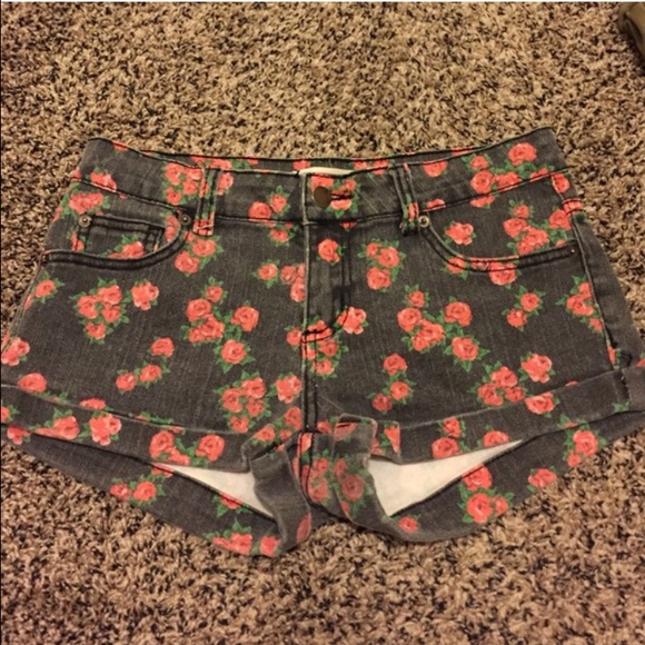 BUNDLE! floral shorts and UO top