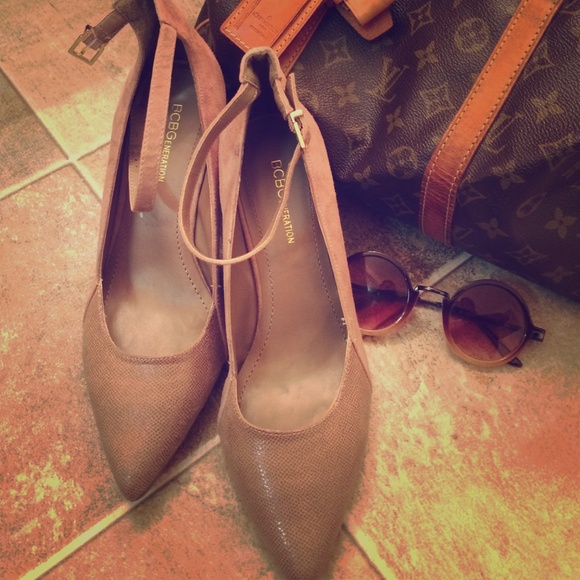 BCBGENERATION  tan wedge