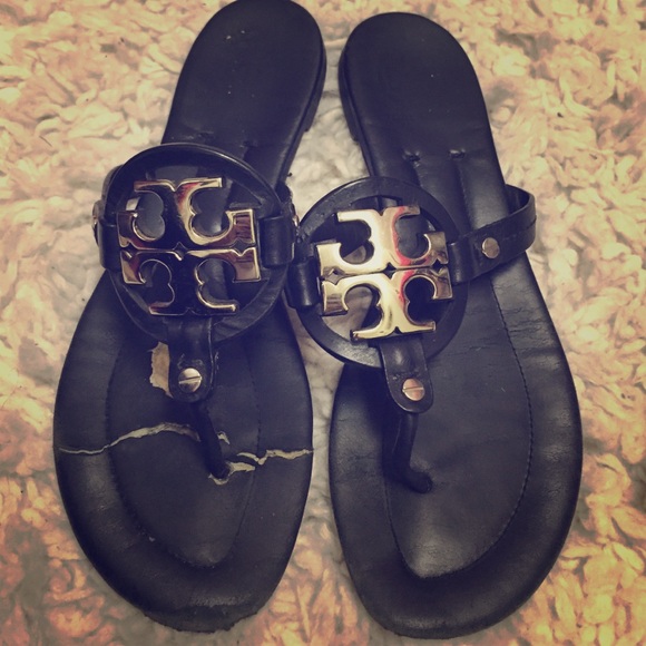 Tory Burch silver flip flops //lowest is $40❤️