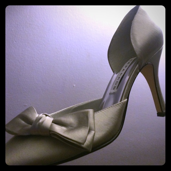 Silver Pointed Toe Heels w/ Bow