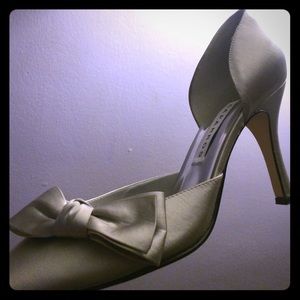 Silver Pointed Toe Heels w/ Bow
