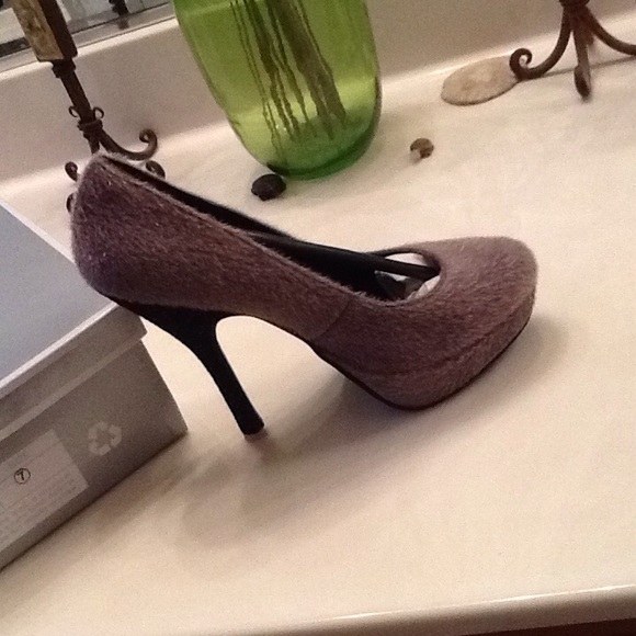Grey pumps