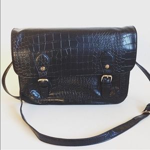 A cute shoulder bag! Very stylish.