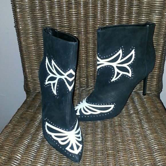 Black/white western inspired boots.