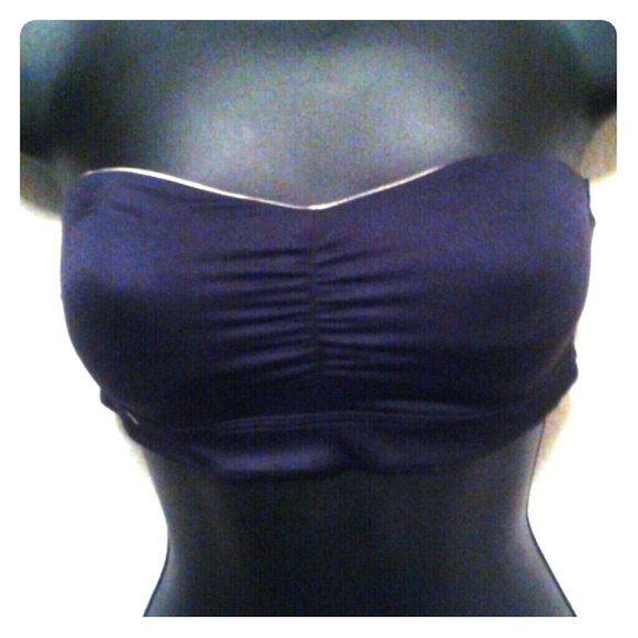Black padded strapless sports bra