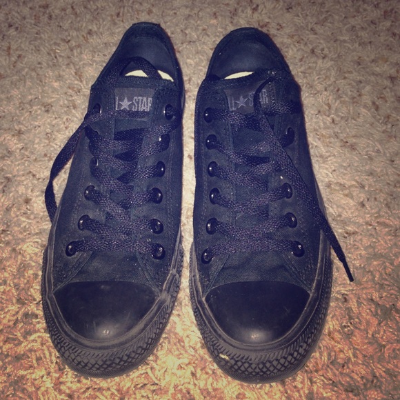 All black converse 👀