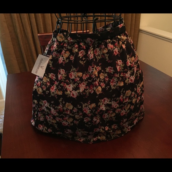 (Donated!) Windsor Mini Skirt 🌸🌺🌼 - Picture 3 of 4