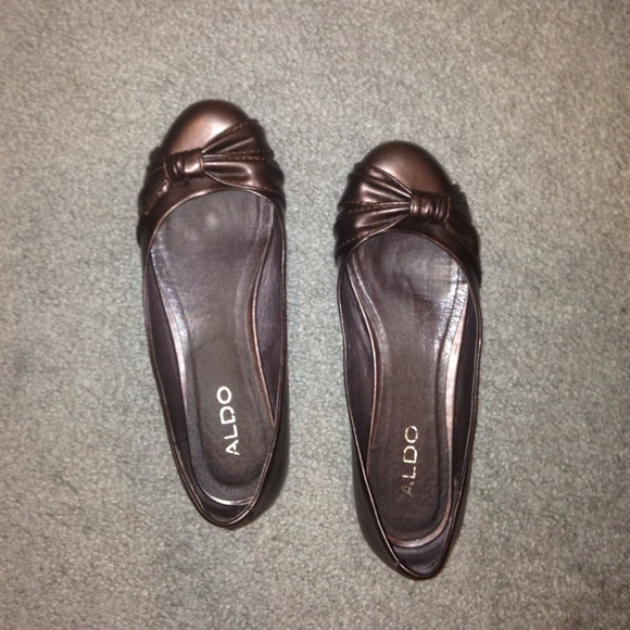 Brown, Metalic Aldo flats!