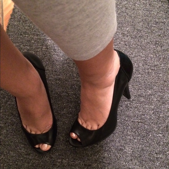 Peep toe black pumps
