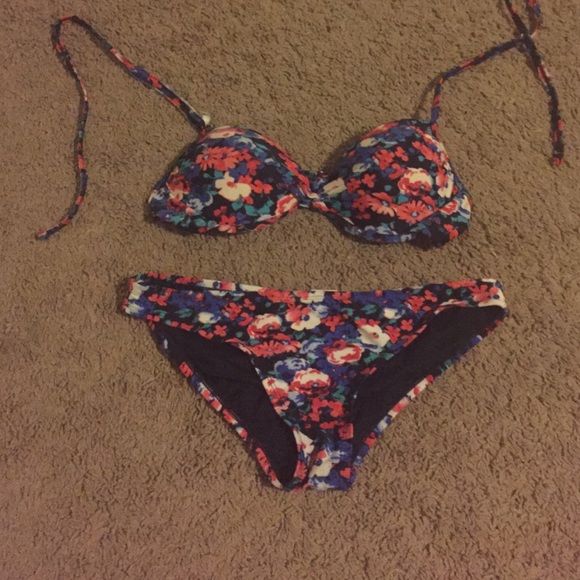 Bathing suit top and bottoms - Picture 1 of 3