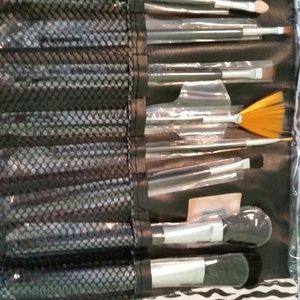 COSMETIC  BRUSH SET With travel/storage case