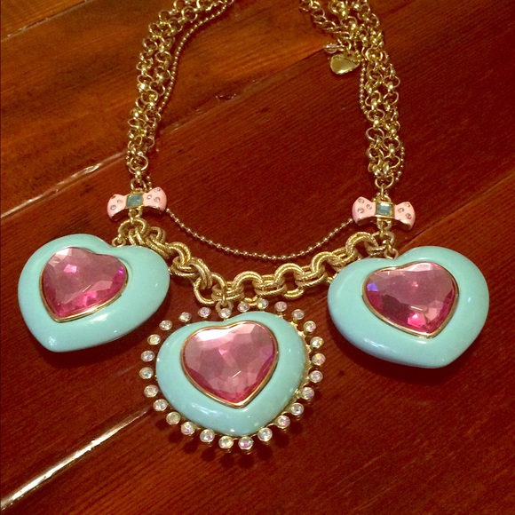 Betsey Johnson Adorable chunky heart necklace 😍