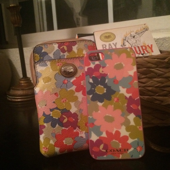 Coach Wristlet with matching iPhone 5 case