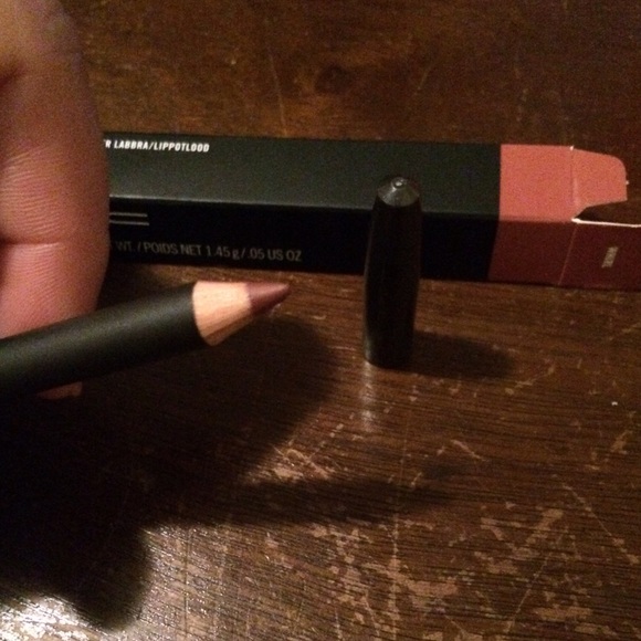 MAC Whirl Lipliner