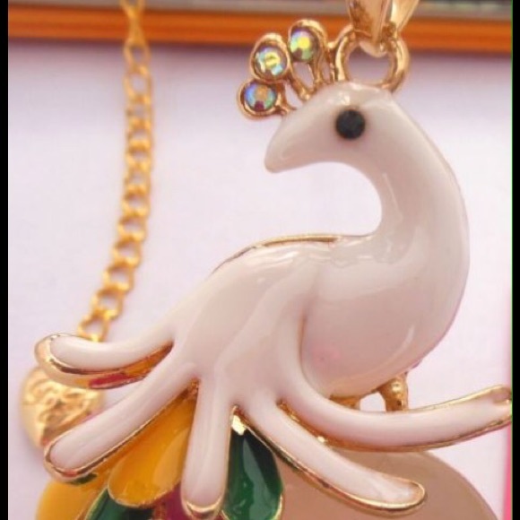 Gina's C beautiful white enamel peacock necklace - Picture 1 of 3