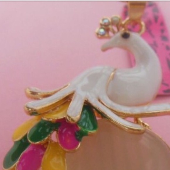 Gina's C beautiful white enamel peacock necklace - Picture 2 of 3