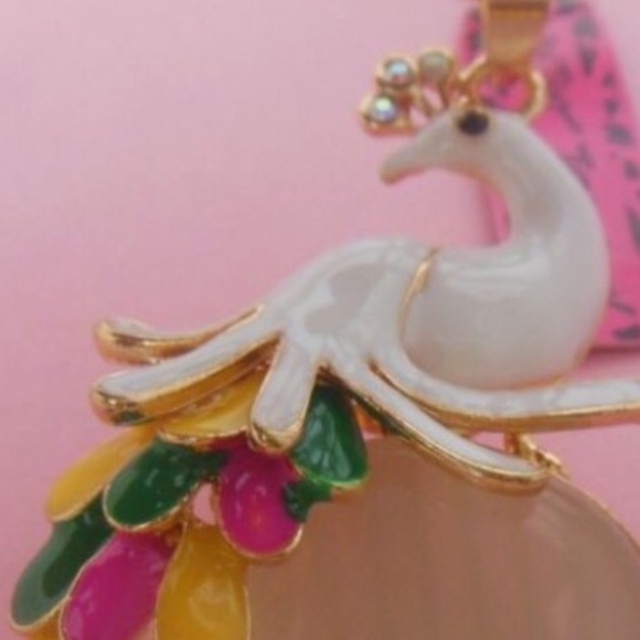 Gina's C beautiful white enamel peacock necklace - Picture 3 of 3