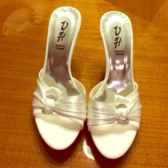 Ladies White Kitten Heels - Picture 1 of 4