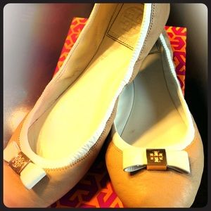 Tory Burch Eddie Bow Ballet Flat, size 7.5, tan