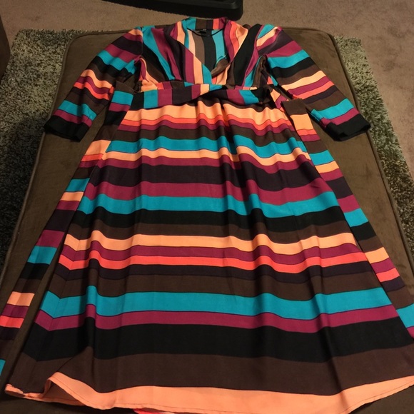 Knee length dress with loose fitting sleeves