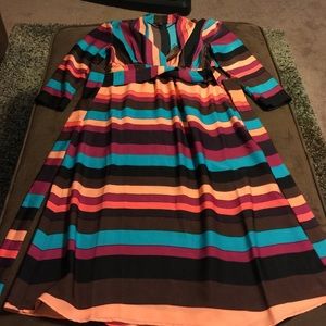 Knee length dress with loose fitting sleeves