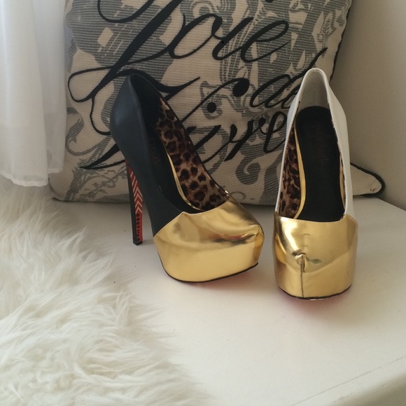 Size 8 Taylor Says heels