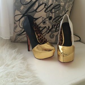 Size 8 Taylor Says heels