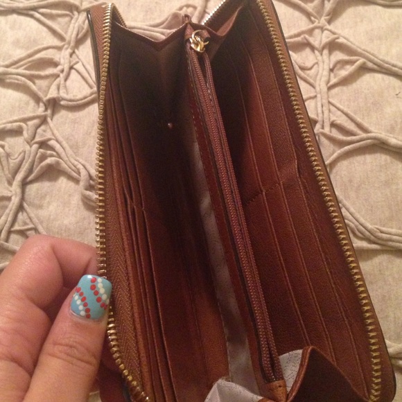 Michael Kors Tan Leather Wallet 😍 - Picture 3 of 3