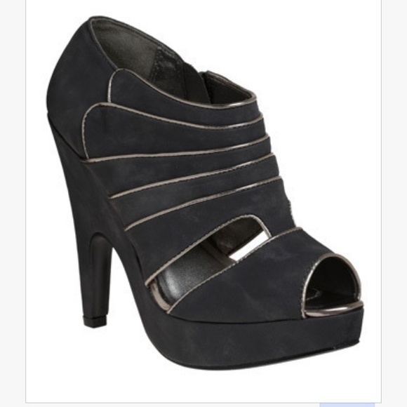 Charcoal grey "sword and shield" heel