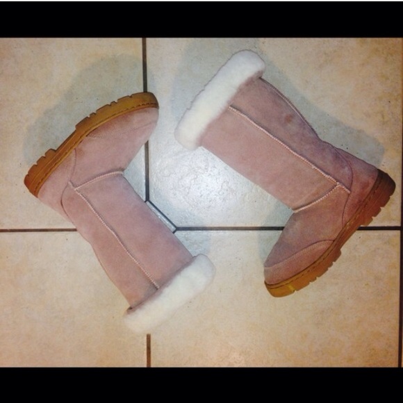 Bear Paw Boots. Size 9⃣....Great Condition!!