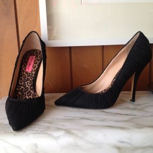 Betsey Johnson ruched black pumps