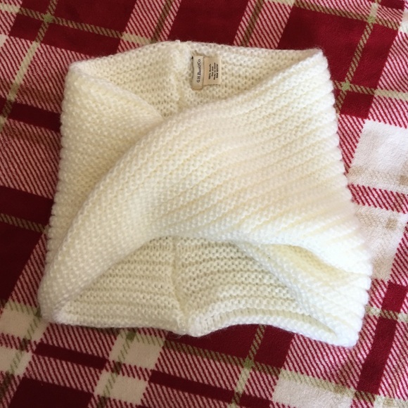 Cream colored infinity scarf - Picture 2 of 2