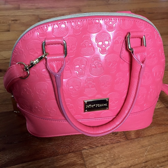 Samlmon Betsy Johnson skull bag