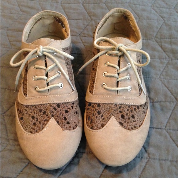 SOLD 🚫Lace Oxfords - Picture 2 of 4