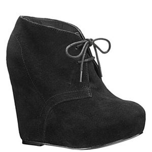 Black wedges booties.